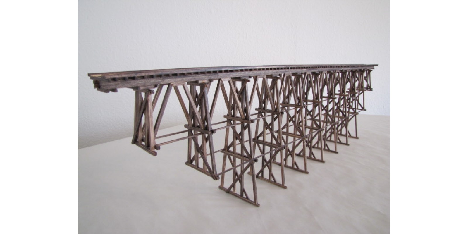 HA55200 HO90 Gauge H0 Holzbrücke, dreistufig, gerade, mit 11 Stützen; 90,8 cm