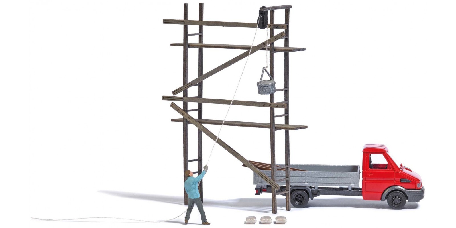 BU7902  scaffolding with bricklayer and pulley
