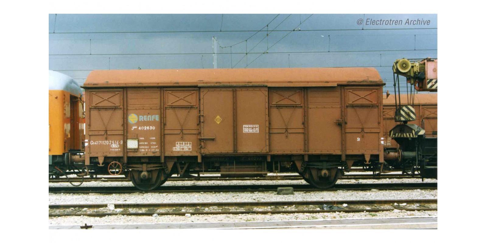 ET6020 RENFE, 2-axle wagon J2, brown livery, open shutters, with red rear light, period IV