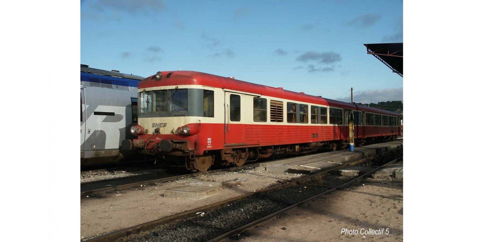 JO2611 SNCF, 2-unit railcar EAD X 4500, red/cream livery, period IV