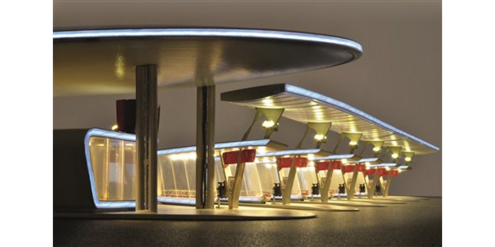 KI39000 H0 Modern bus terminal, complete set incl. LED lighting 