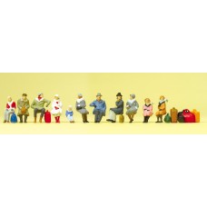 PR10317 Gauge H0 Seated travelers, winter clothes. 11 figures