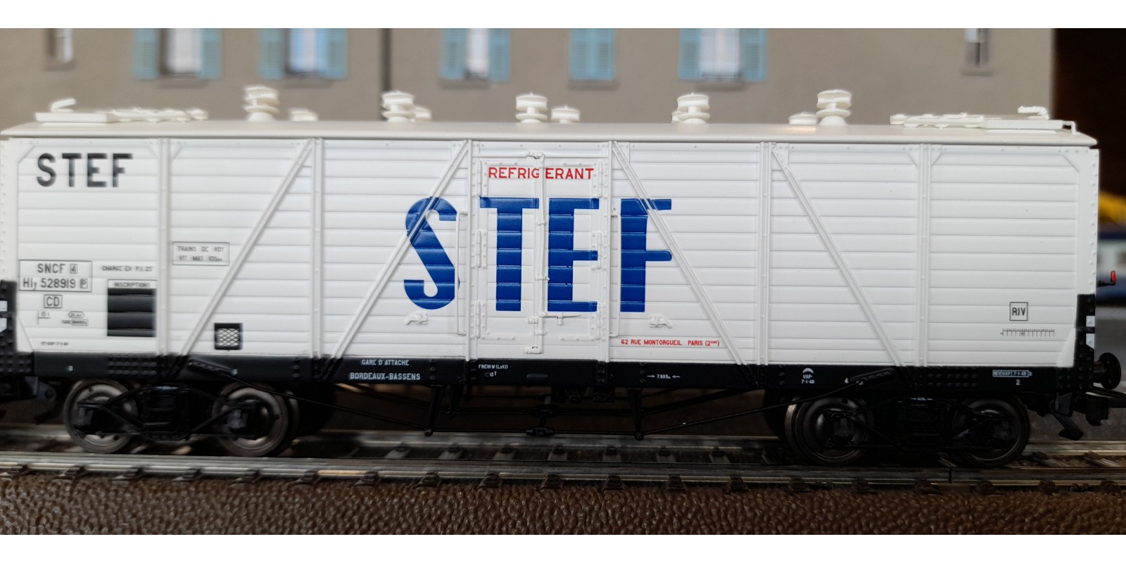 REWB585 Wagon TP FRIGO Reconstruit, Trappes à glace et Aérateurs SNCF STEF lettres Bleues Ep.III