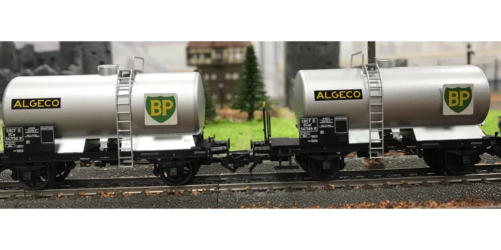 REWB456 SET of 2 SNCF Ep.III Tank Wagons with BP Metal Plate