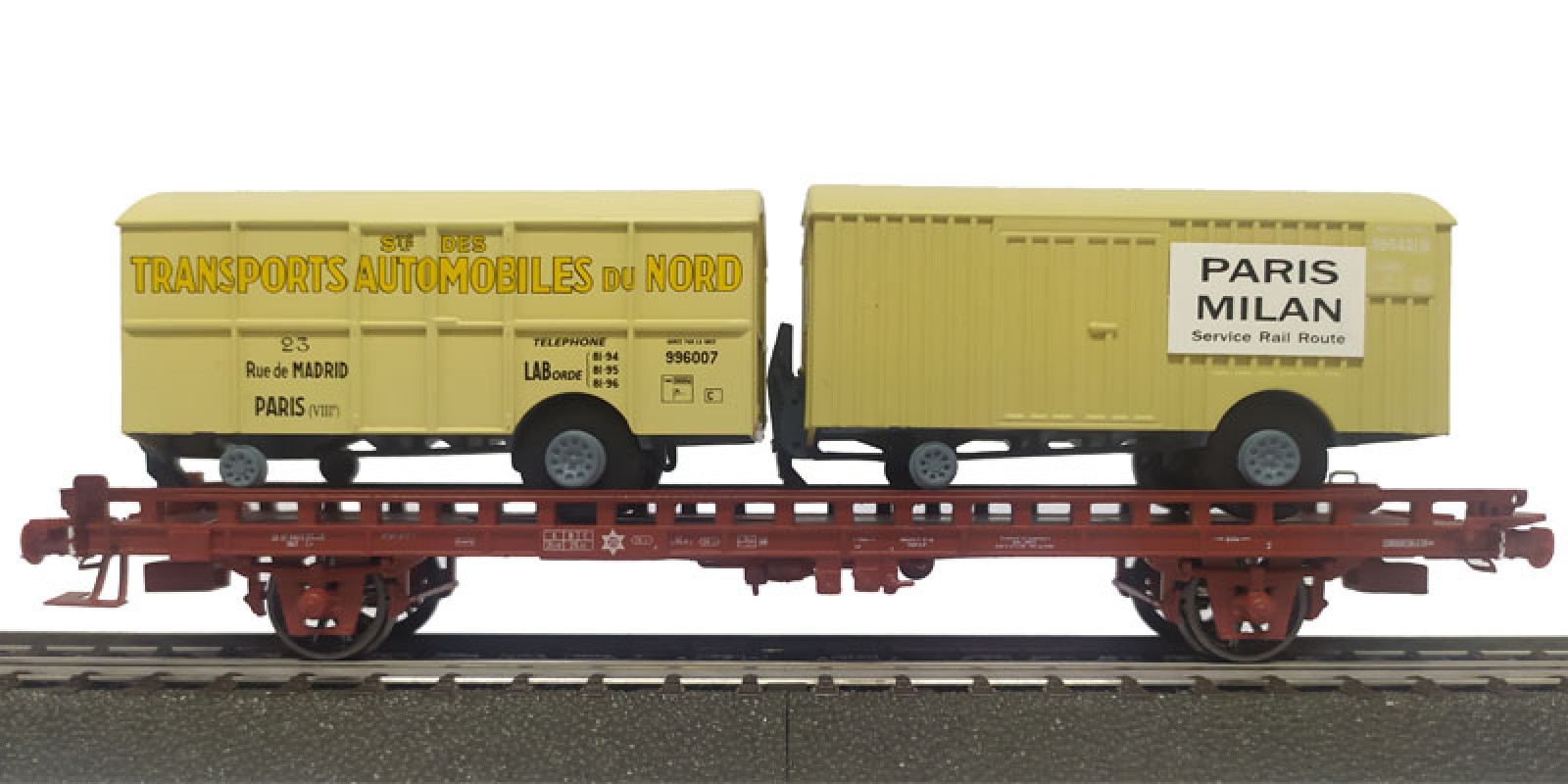 REWB643 Double carrier wagon loaded with box trailer of the SNCF