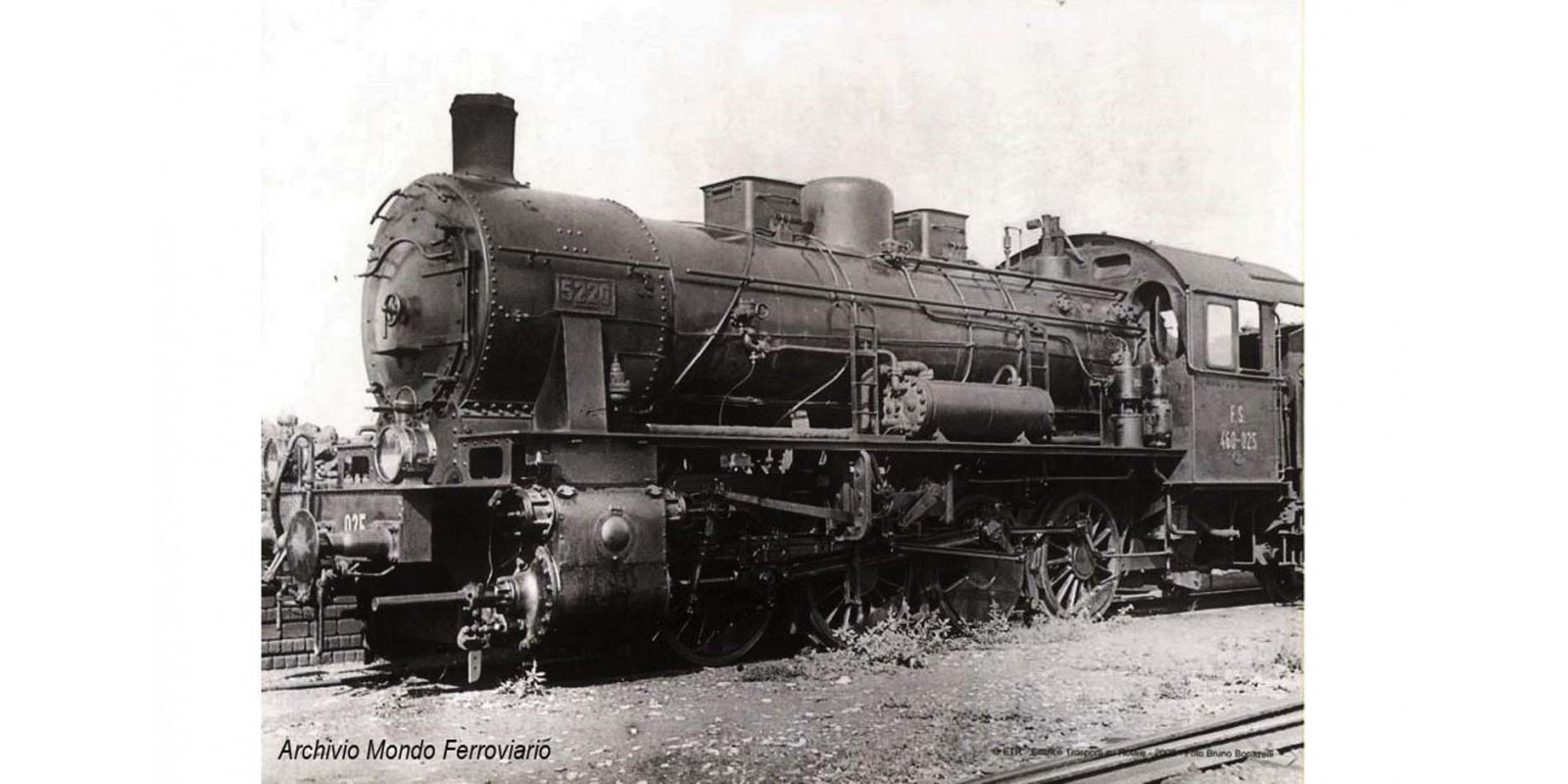 RI2811 FS, (GR.460) 3-dome symetrical boiler, black livery, period III with original numbers painted in white on the cabin 