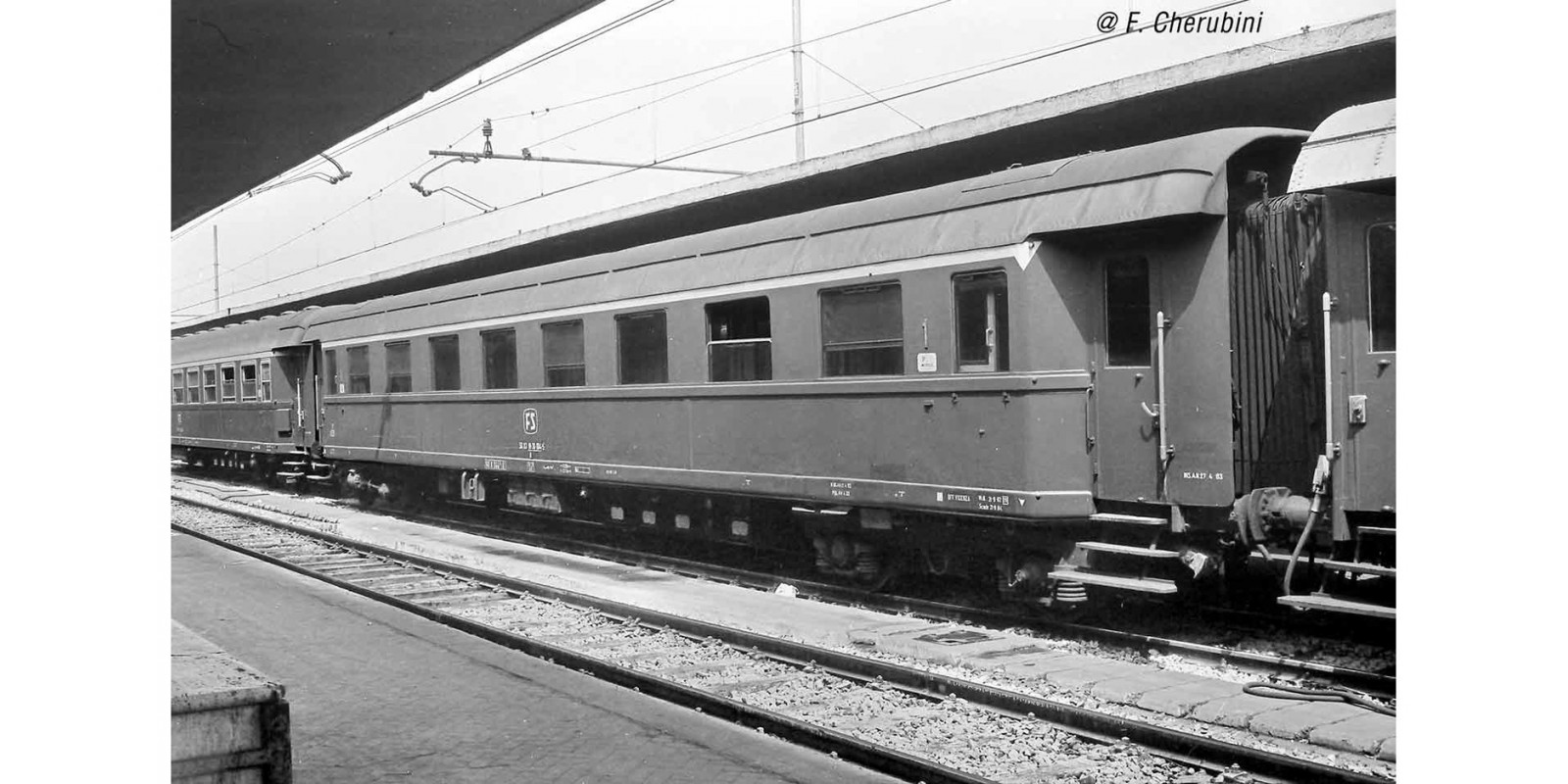 RI4325 FS, 3-units pack, Az13010 Type 1946 1st class + 2 coaches Bz33010 Type 1946 2nd class, grey livery, ep. IV