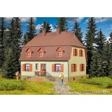 KI38166 H0 House with hipped roof