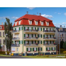 KI38354 H0 Apartment house with balcony